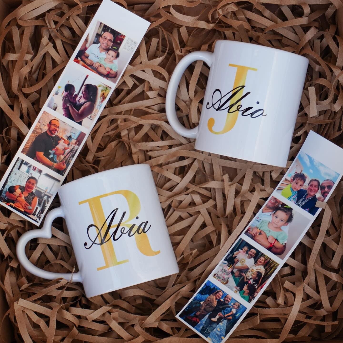 Caja con tazas y tira de fotos