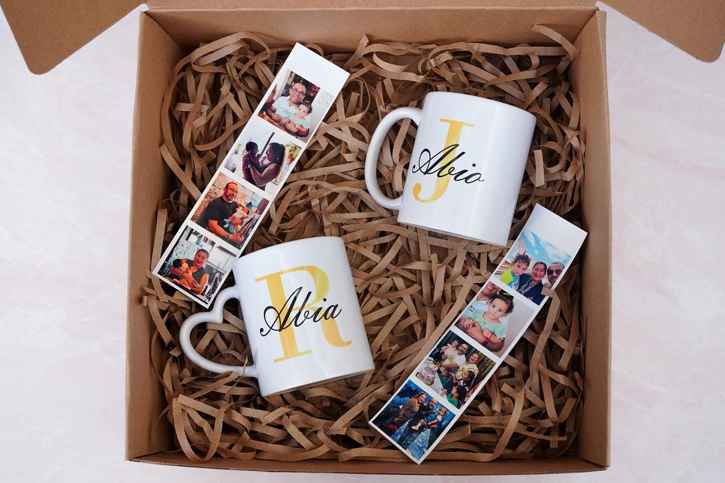 Caja con tazas y tira de fotos