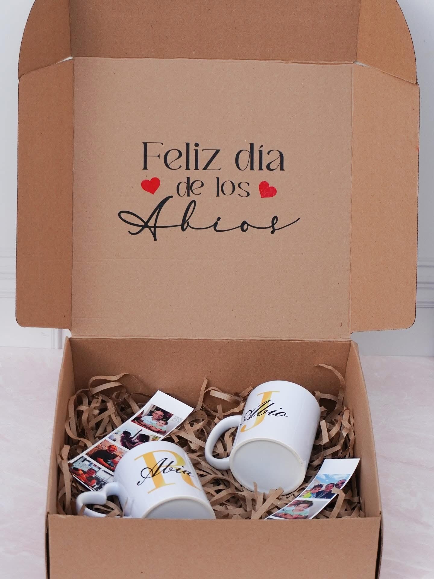 Caja con tazas y tira de fotos
